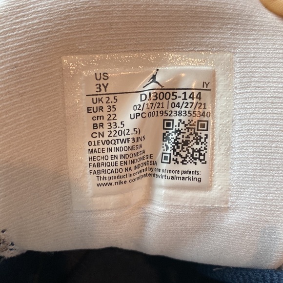 Boys Jordan basketball shoes - Picture 3 of 5